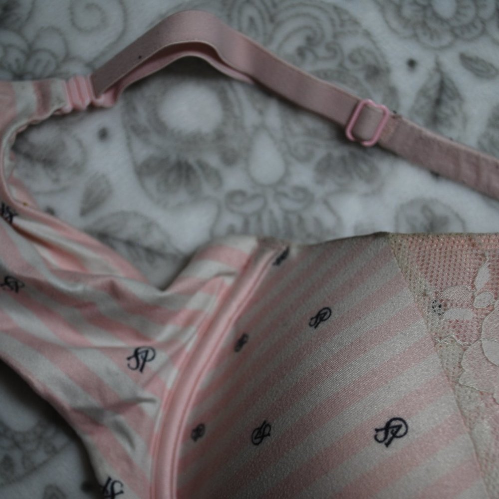 Victoria's Secret Bra - Picture 3 of 5